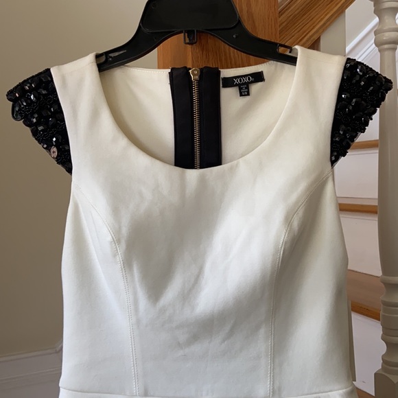 XOXO WHITE AND BLACK PEPLUM FORMAL DRESS - Picture 2 of 8